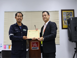 มอบประกาศนียบัตรให้กับผู้ที่ผ่านการฝึกอบรม