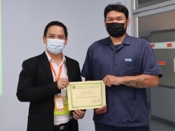 มอบประกาศนียบัตรให้กับผู้ที่ผ่านการฝึกอบรม