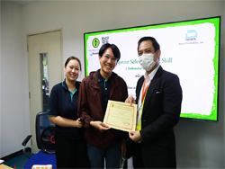 มอบประกาศนียบัตรให้กับผู้ที่ผ่านการฝึกอบรม