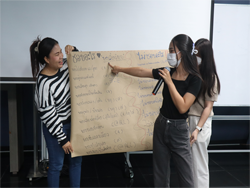 นำเสนอผลงานที่ได้จากการทำงานร่วมกัน