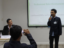 ตัวแทนพนักงานกล่าวขอบคุณผู้บริหาร วิทยากร และทีมงาน