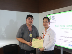 มอบประกาศนียบัตรให้กับผู้ที่ผ่านการฝึกอบรม