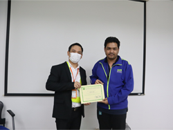 มอบประกาศนียบัตรให้กับผู้ที่ผ่านการฝึกอบรม