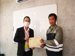 มอบประกาศนียบัตรให้กับผู้ที่ผ่านการฝึกอบรม