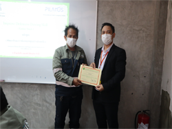 มอบประกาศนียบัตรให้กับผู้ที่ผ่านการฝึกอบรม