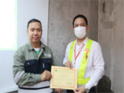 มอบประกาศนียบัตรให้กับผู้ที่ผ่านการฝึกอบรม