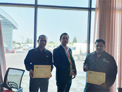 มอบประกาศนียบัตรให้กับผู้ที่ผ่านการฝึกอบรม