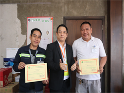 มอบประกาศนียบัตรให้กับผู้ที่ผ่านการฝึกอบรม