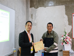 มอบประกาศนียบัตรให้กับผู้ที่ผ่านการฝึกอบรม