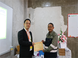 มอบประกาศนียบัตรให้กับผู้ที่ผ่านการฝึกอบรม