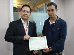 มอบประกาศนียบัตรให้กับผู้ที่ผ่านการฝึกอบรม