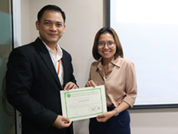 มอบประกาศนียบัตรให้กับผู้ที่ผ่านการฝึกอบรม