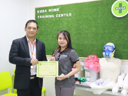 มอบประกาศนียบัตรให้กับผู้ที่ผ่านการฝึกอบรม