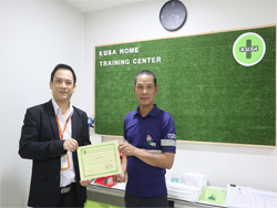 มอบประกาศนียบัตรให้กับผู้ที่ผ่านการฝึกอบรม
