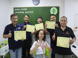 มอบประกาศนียบัตรให้กับผู้ที่ผ่านการฝึกอบรม