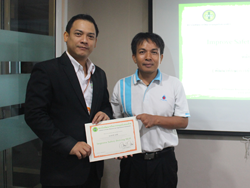 มอบประกาศนียบัตรให้กับผู้ที่ผ่านการฝึกอบรม Defensive Driving Certificate