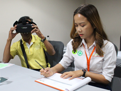 ตรวจประเมินการมองเห็นในภาวะแสงสลัว และความสามารถในการกะระยะด้วยเครื่อง VR Vision Screening