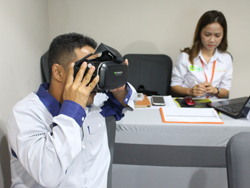 ตรวจประเมินการมองเห็นในภาวะแสงสลัว และความสามารถในการกะระยะด้วยเครื่อง VR Vision Screening