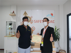 มอบประกาศนียบัตรให้กับผู้ที่ผ่านการฝึกอบรม