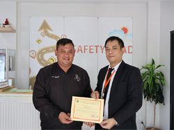 มอบประกาศนียบัตรให้กับผู้ที่ผ่านการฝึกอบรม