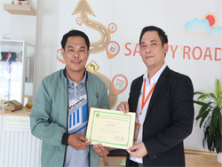 มอบประกาศนียบัตรให้กับผู้ที่ผ่านการฝึกอบรม