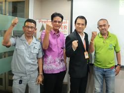 ถ่ายภาพร่วมกันเป็นที่ระลึก