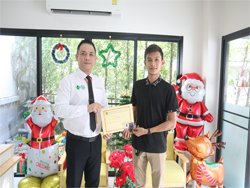 มอบประกาศนียบัตรให้กับผู้ที่ผ่านการฝึกอบรม