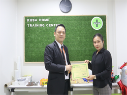 มอบประกาศนียบัตรให้กับผู้ที่ผ่านการฝึกอบรม