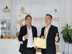 มอบประกาศนียบัตรให้กับผู้ที่ผ่านการฝึกอบรม