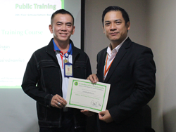 มอบประกาศนียบัตรให้กับผู้ที่ผ่านการฝึกอบรม Defensive Driving Certificate
