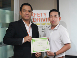 มอบประกาศนียบัตรให้กับผู้ที่ผ่านการฝึกอบรม Defensive Driving Certificate