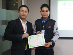 มอบประกาศนียบัตรให้กับผู้ที่ผ่านการฝึกอบรม Defensive Driving Certificate