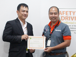 มอบประกาศนียบัตรให้กับผู้ที่ผ่านการฝึกอบรม