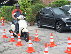 ฝึก และประเมินทักษะการขับขี่ในทางแคบ