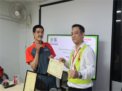 มอบประกาศนียบัตรให้กับผู้ที่ผ่านการฝึกอบรม