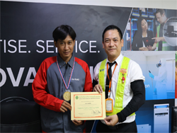มอบประกาศนียบัตรให้กับผู้ที่ผ่านการฝึกอบรม