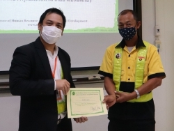 มอบประกาศนียบัตรให้กับผู้ที่ผ่านการฝึกอบรม