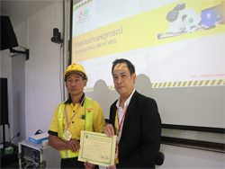 มอบประกาศนียบัตรให้กับผู้ที่ผ่านการฝึกอบรม