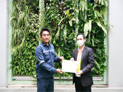 มอบประกาศนียบัตรให้กับผู้ที่ผ่านการฝึกอบรม