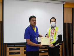 มอบประกาศนียบัตรให้กับผู้ที่ผ่านการฝึกอบรม