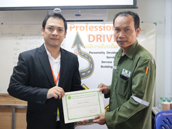 มอบประกาศนียบัตรให้กับผู้ที่ผ่านการฝึกอบรม
