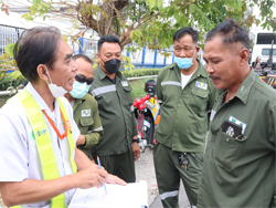 ครูฝึกประจำรถสรุปผลการตรวจประเมินพร้อมให้คำแนะนำเพิ่มเติม