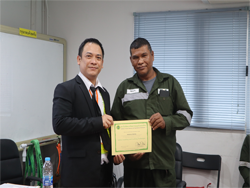 มอบประกาศนียบัตรให้กับผู้ที่ผ่านการฝึกอบรม
