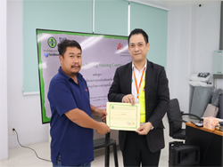มอบประกาศนียบัตรให้กับผู้ที่ผ่านการฝึกอบรม