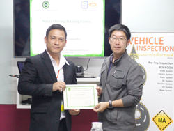 มอบประกาศนียบัตรให้กับผู้ที่ผ่านการฝึกอบรม Defensive Driving Certificate