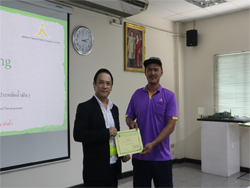 มอบประกาศนียบัตรให้กับผู้ที่ผ่านการฝึกอบรม