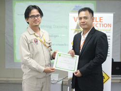 มอบประกาศนียบัตรให้กับผู้ที่ผ่านการฝึกอบรม Defensive Driving Certificate