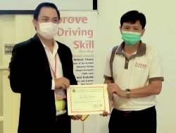 มอบประกาศนียบัตรให้กับผู้ที่ผ่านการฝึกอบรม