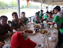 รับประทานอาหารกลางวันร่วมกัน