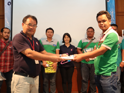 ผู้บริหารให้เกียรติ์มอบรางวัลกับผู้ที่ทำคะแนนได้สูงสุด